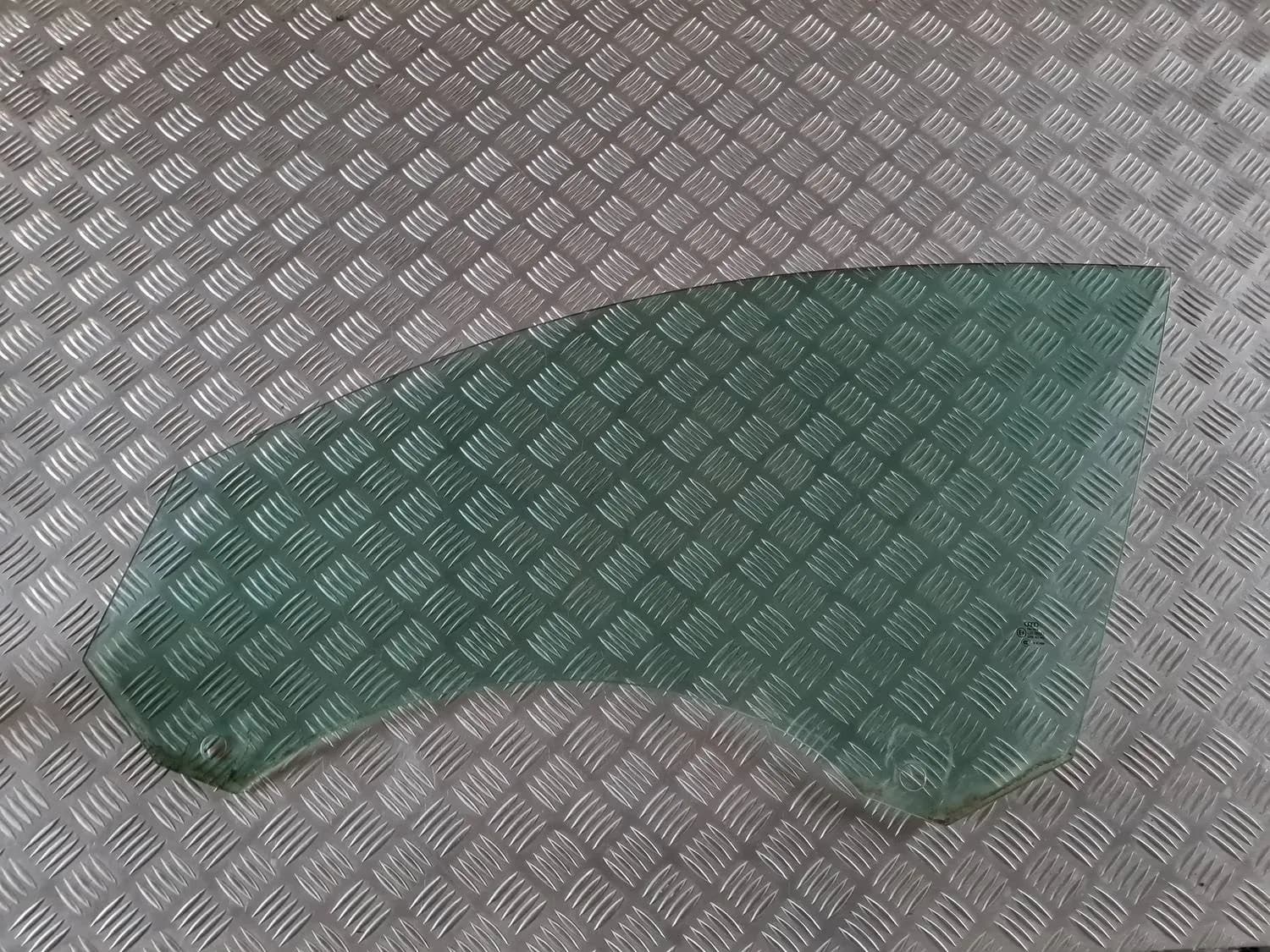 Esiukse klaas vasakul AUDI A6 2008