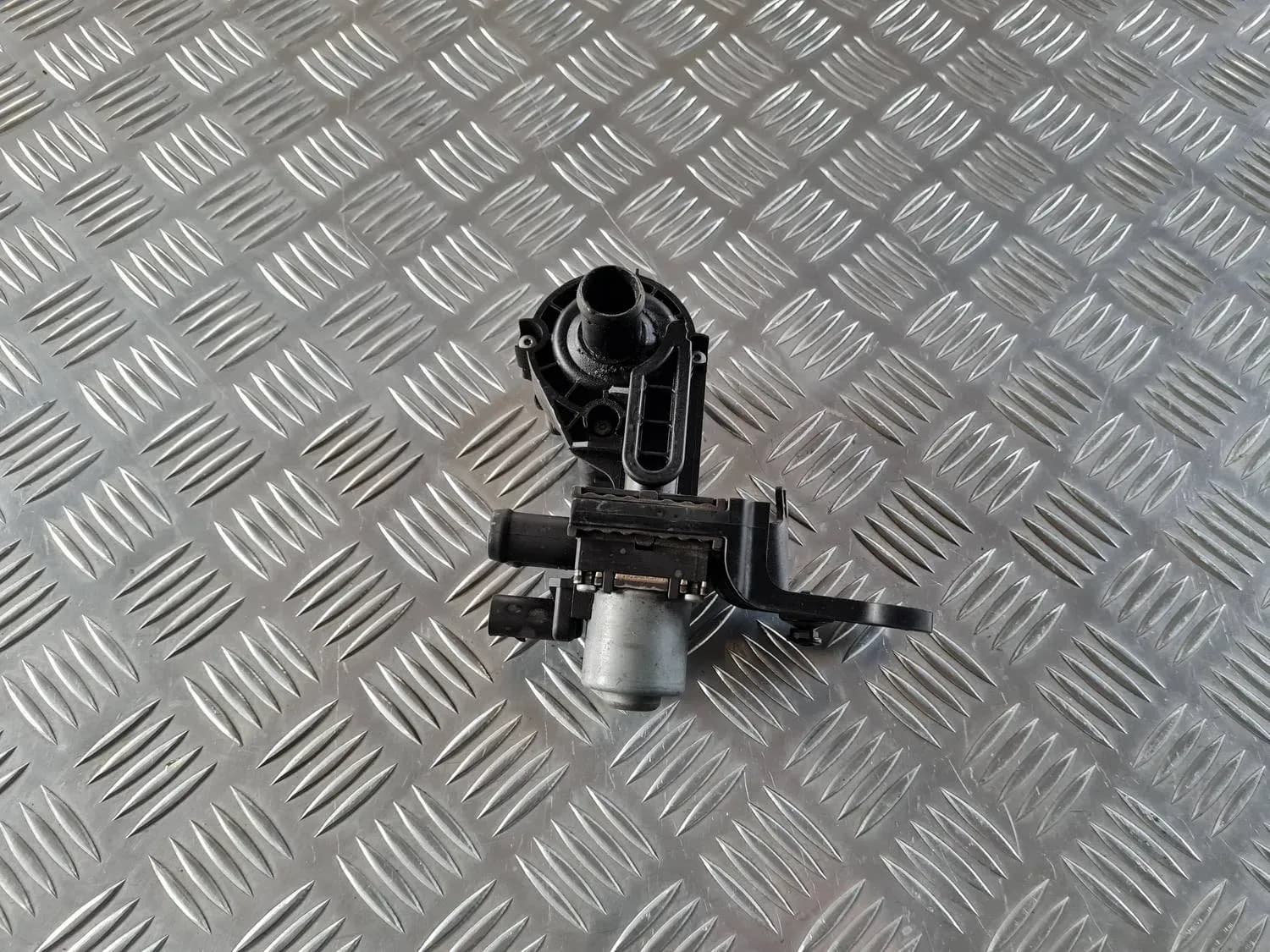 Radiaatori ventiil AUDI A6 2008 - foto 4