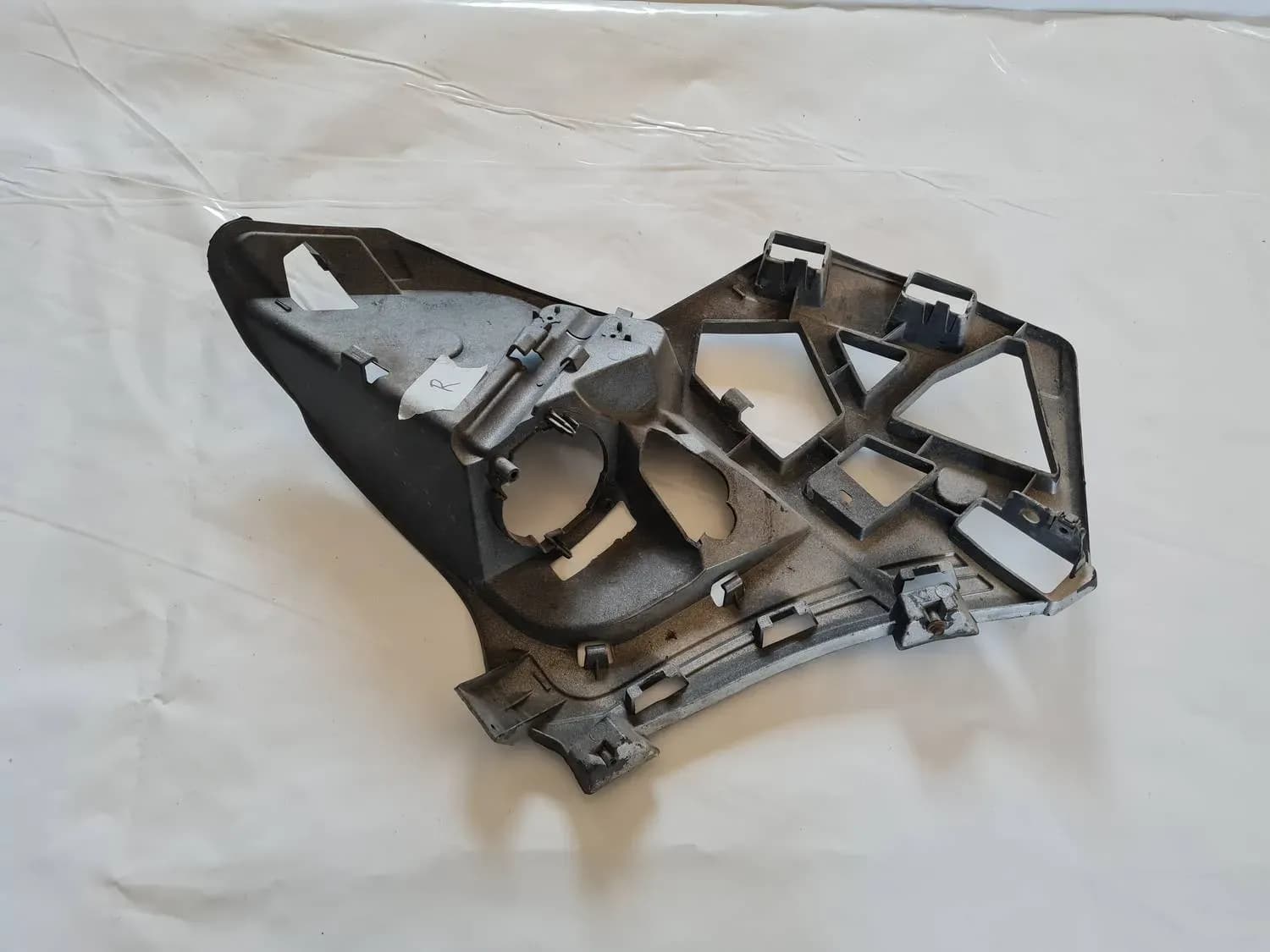 Eesmise kaitseraua parempoolne kinnitus RENAULT SCENIC III 2011 - foto 2
