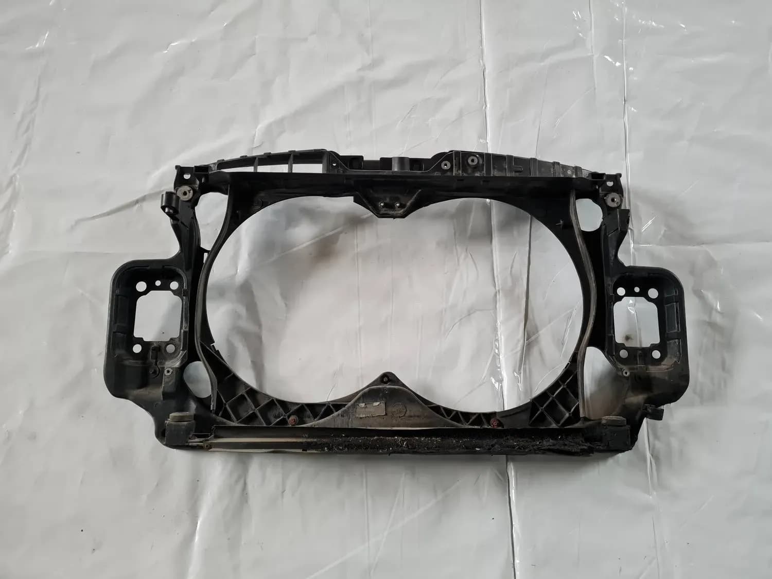 Esikülje radiaatori raam AUDI A6 2008 - foto 1