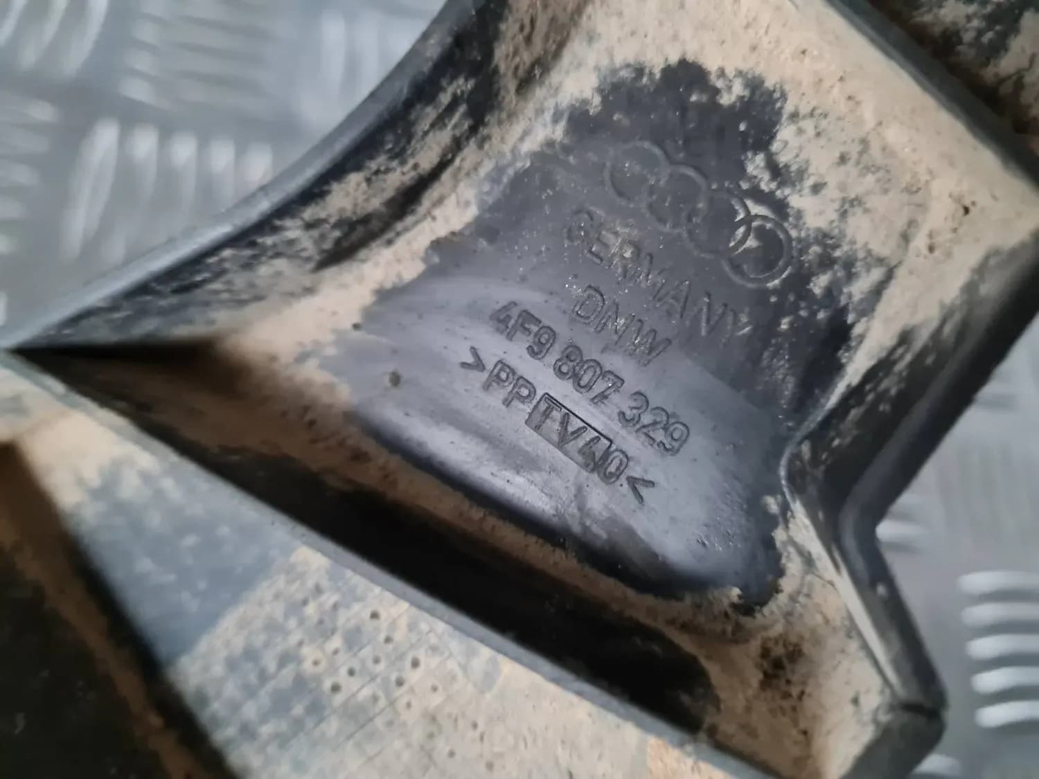 Tagumise kaitseraua keskne kinnitus AUDI A6 2008 - foto 2