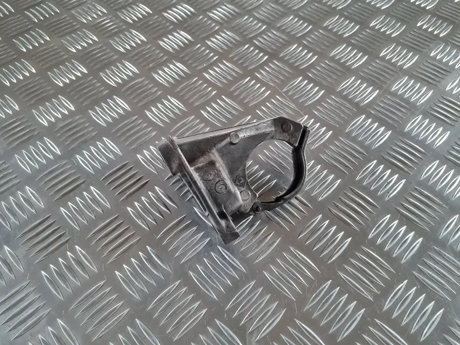 Esipooltelje kronstein RENAULT SCENIC III 2011 - foto 1