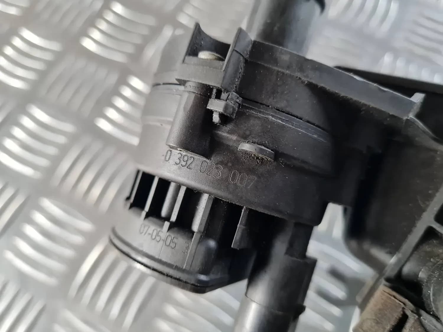 Radiaatori ventiil AUDI A6 2008 - foto 3