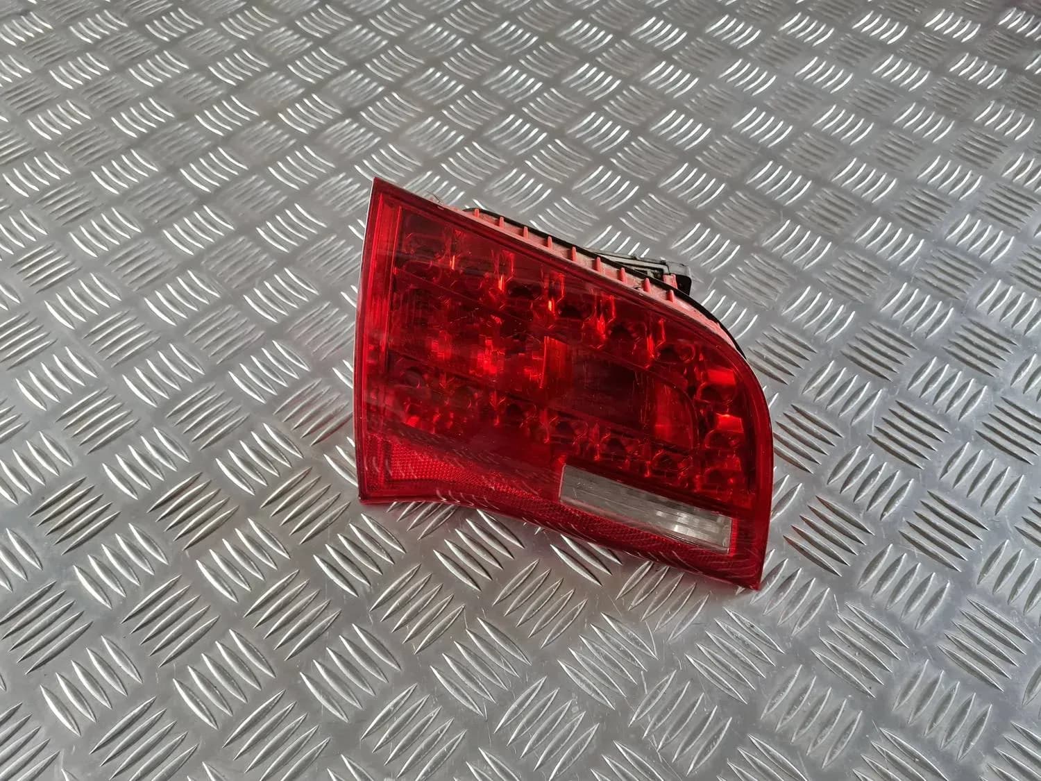 Pagasiruumi esilatern, vasakpoolne AUDI A6 2008
