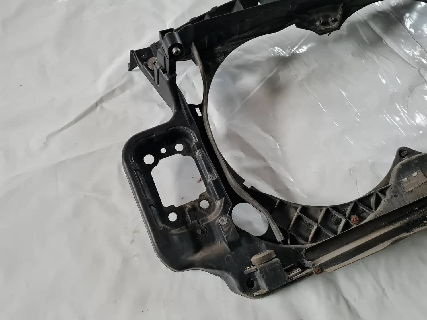 Esikülje radiaatori raam AUDI A6 2008 - foto 3