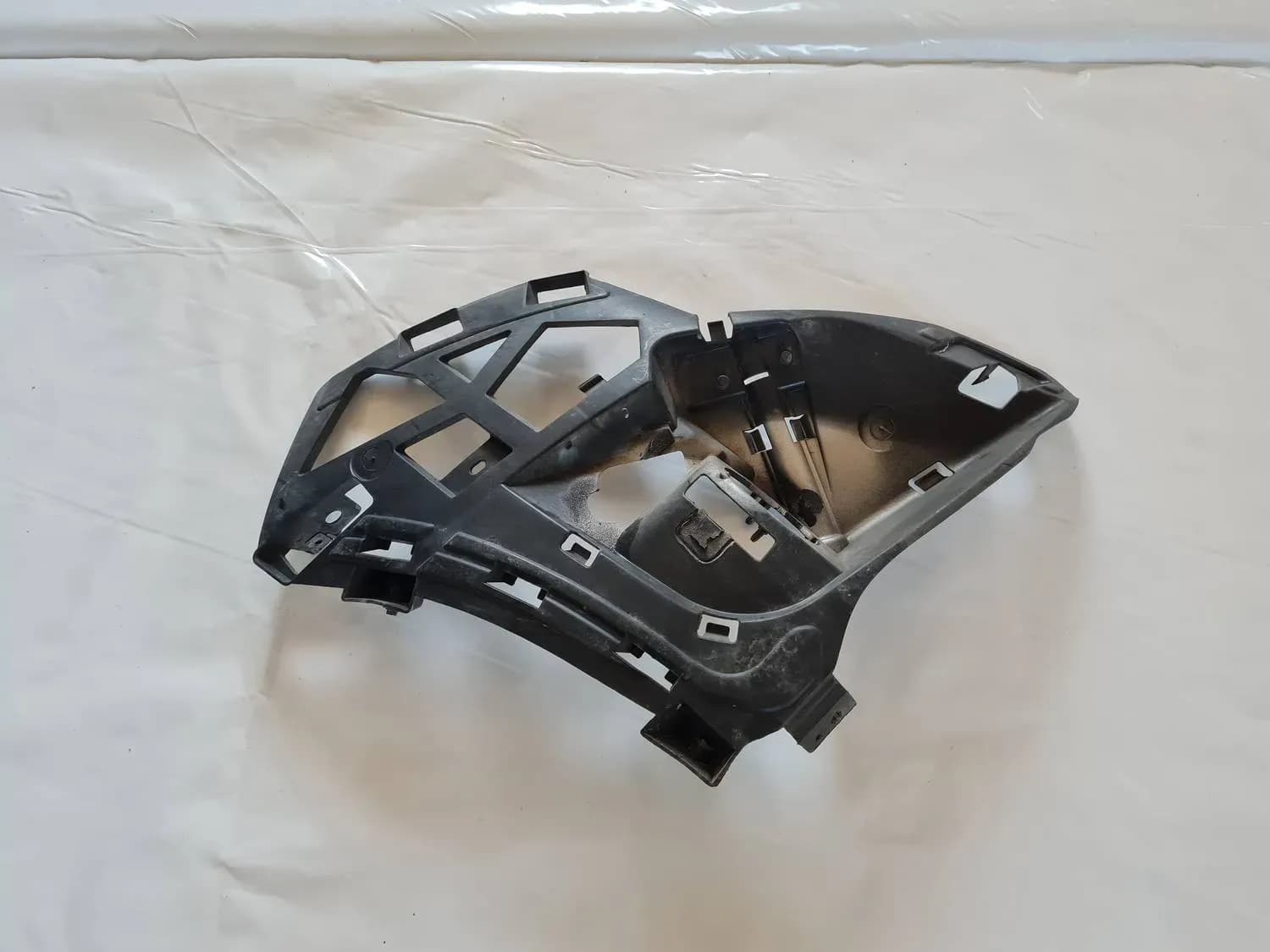 Eesmise kaitseraua parempoolne kinnitus RENAULT SCENIC III 2011 - foto 1