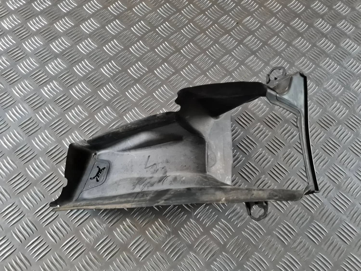 Sissepuhkeõhu deflektor, vasakpoolne AUDI A6 2008 - foto 1