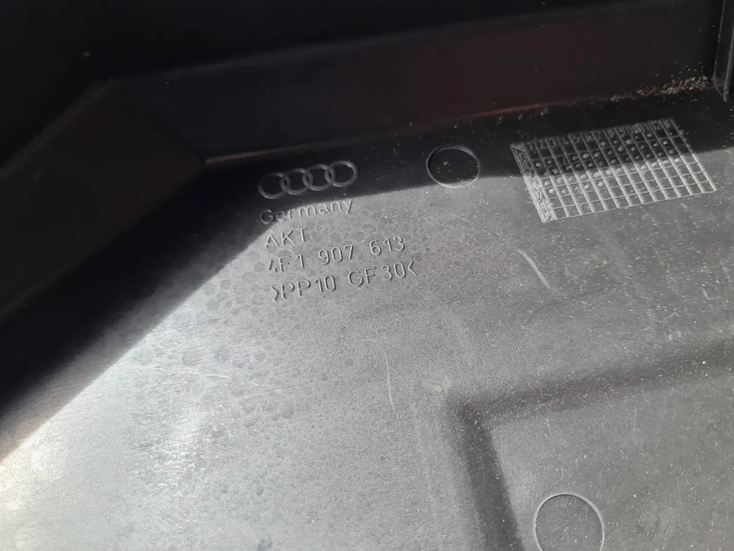 Kaitsekarbi korpus AUDI A6 2008 - foto 2