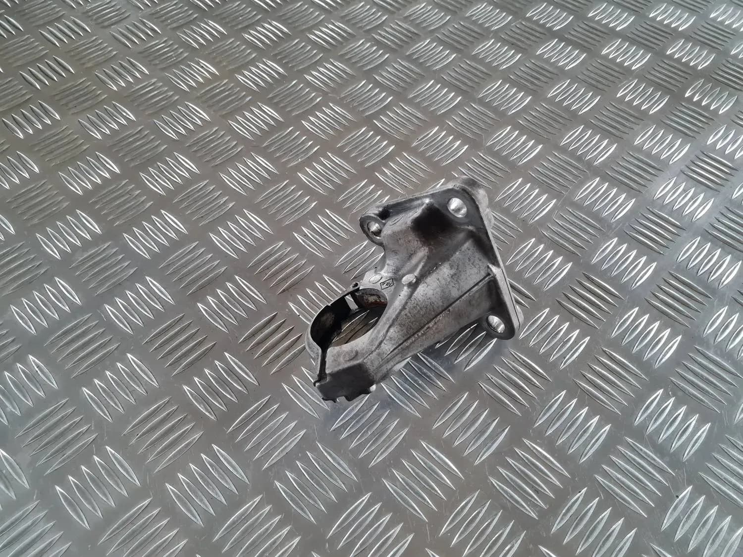 Esipooltelje kronstein RENAULT SCENIC III 2011 - foto 2