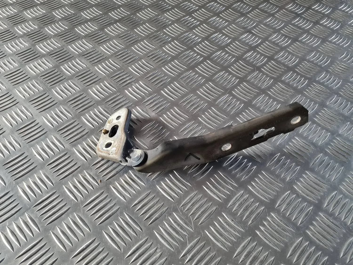 Kapoti hing, vasakpoolne AUDI A6 2008 - foto 1