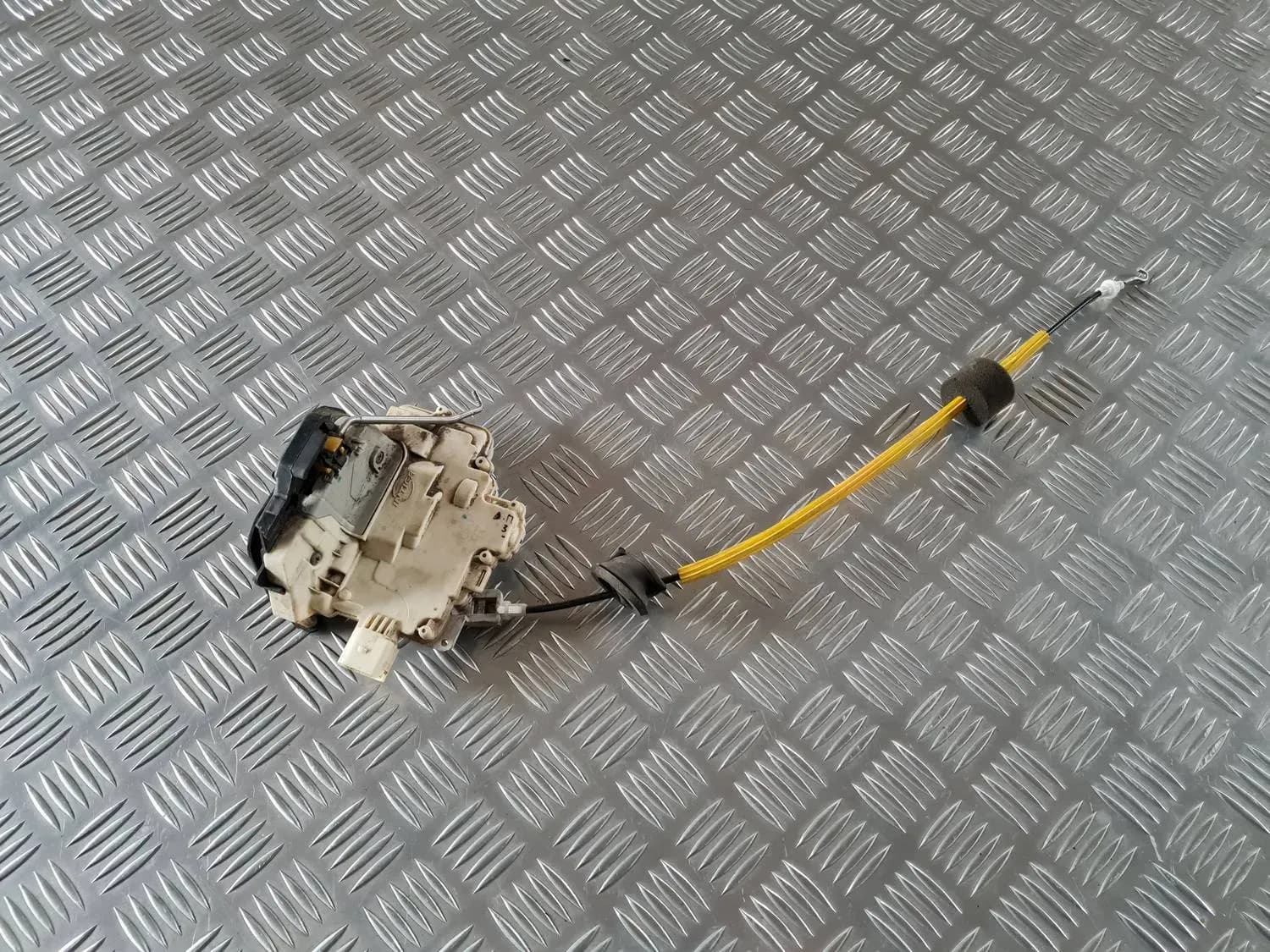 Tagumise parempoolse ukse lukk AUDI A6 2008 - foto 1