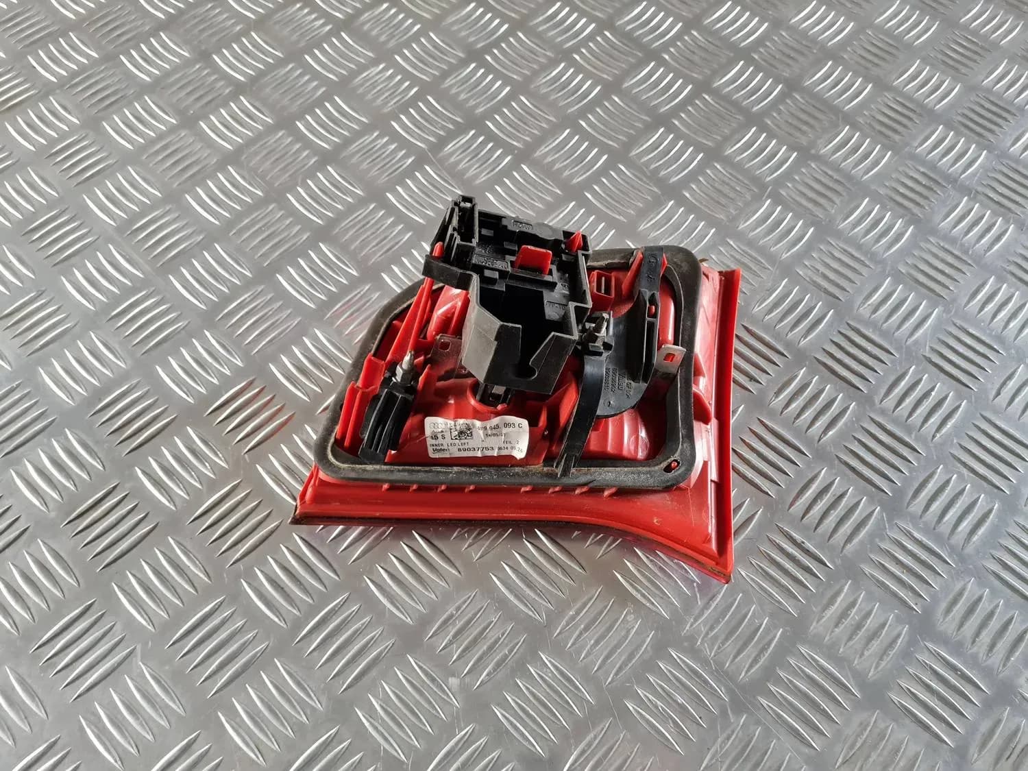 Pagasiruumi esilatern, vasakpoolne AUDI A6 2008 - foto 4