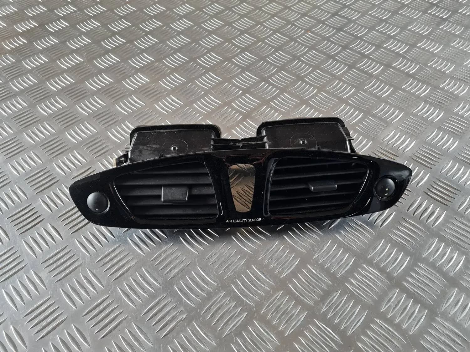 Armatuurlaua ventilatsiooniava, keskel RENAULT SCENIC III 2011