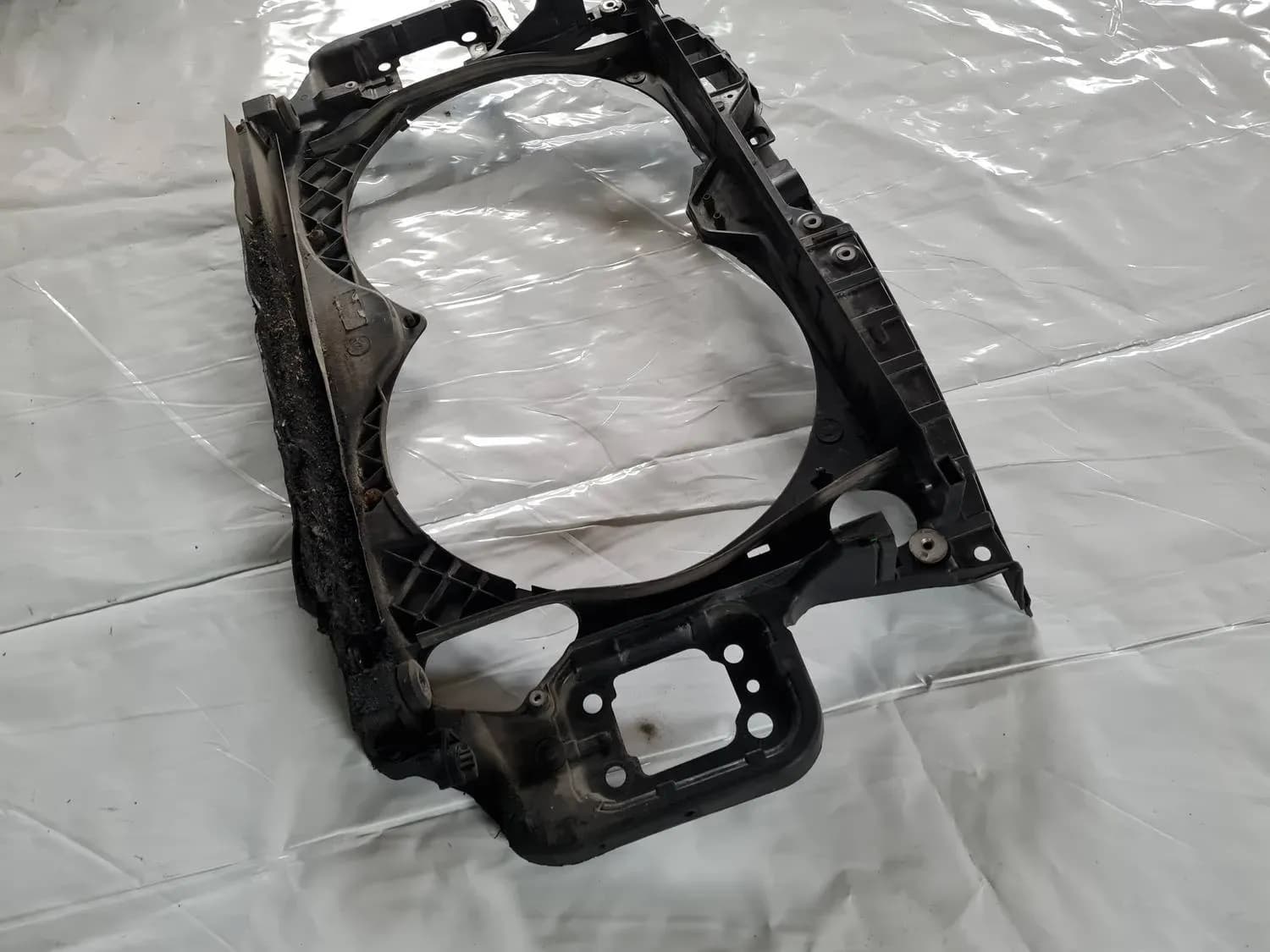 Esikülje radiaatori raam AUDI A6 2008 - foto 8