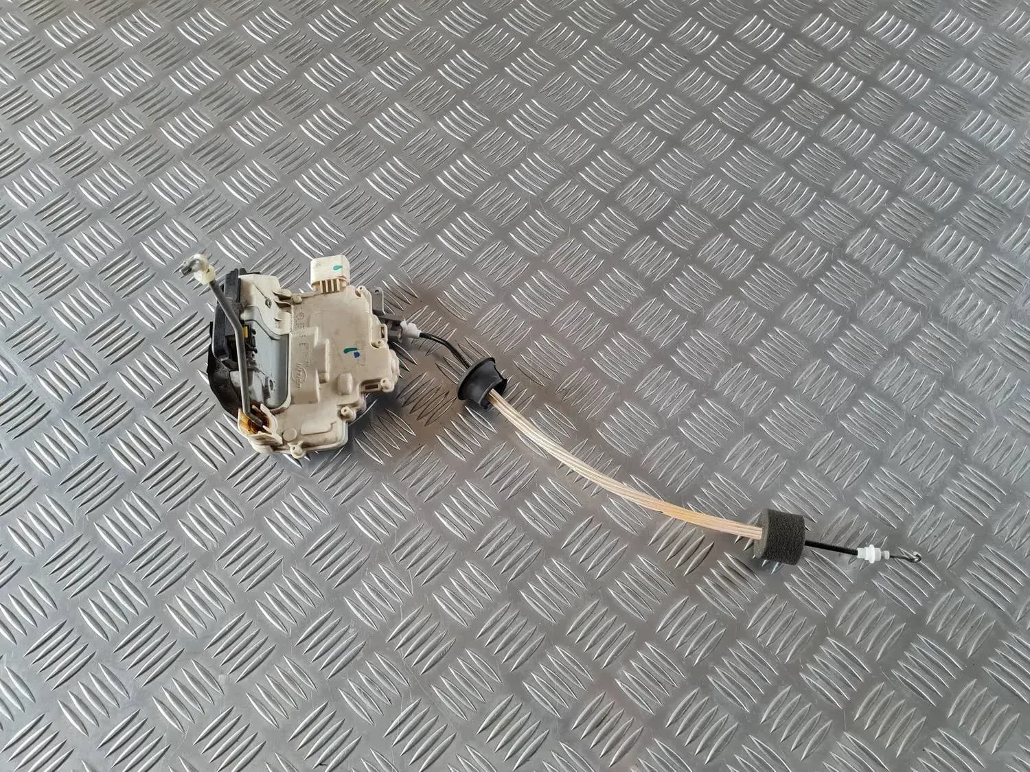 Vasaku esiukse lukk AUDI A6 2008 - foto 1