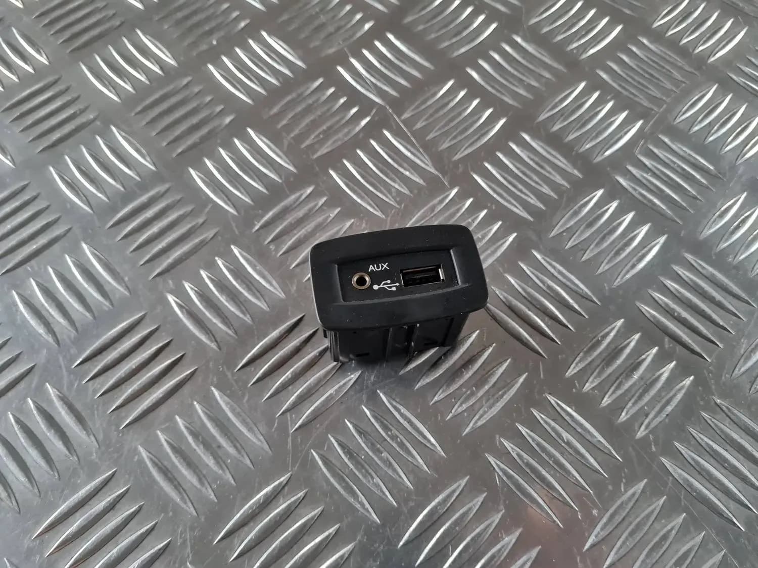 USB/AUX-adapterid RENAULT SCENIC III 2011 - foto 1