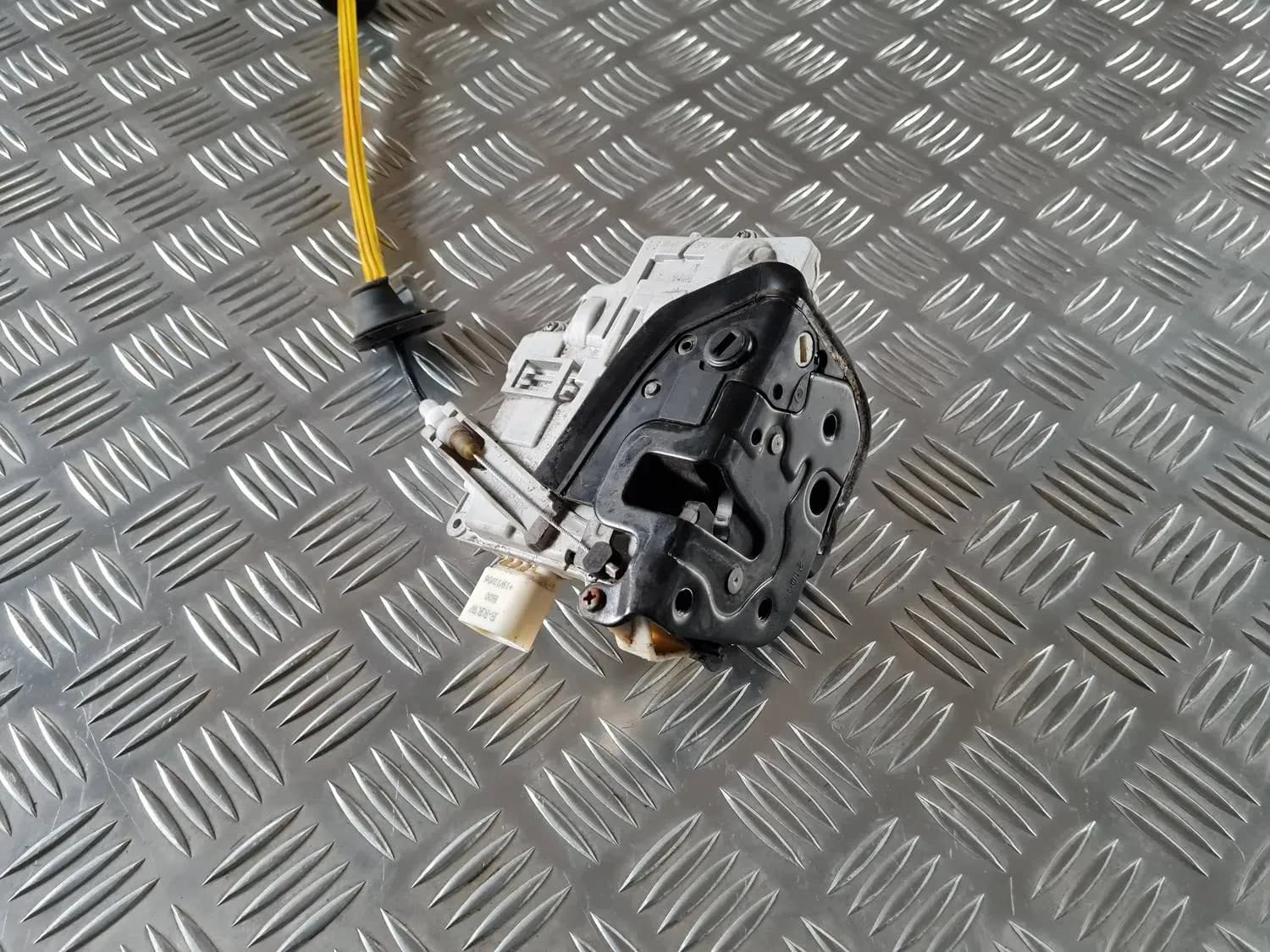 Tagumise parempoolse ukse lukk AUDI A6 2008 - foto 3