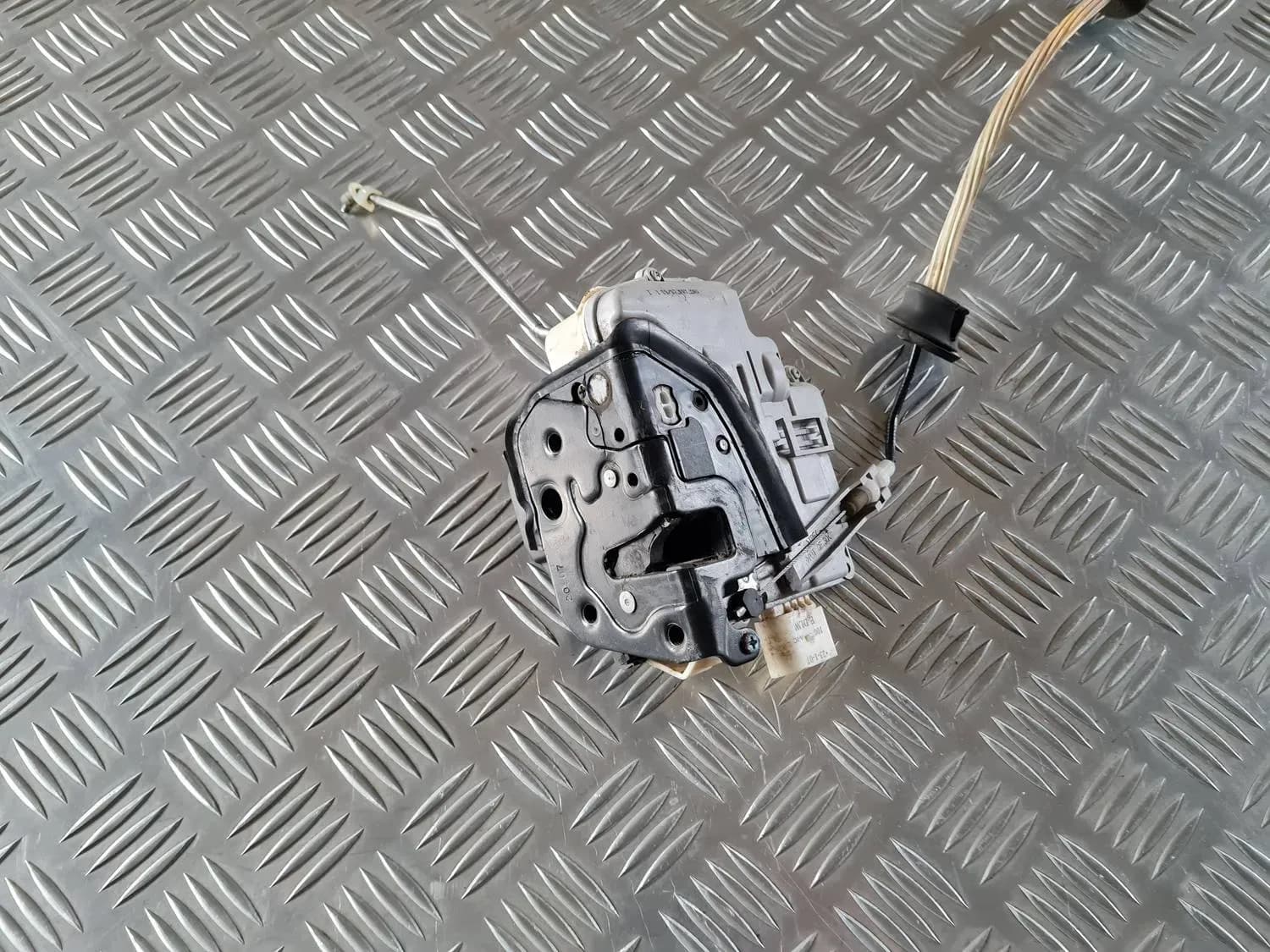 Vasaku esiukse lukk AUDI A6 2008 - foto 2