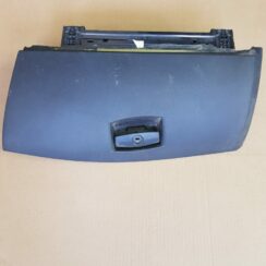 Mantu glabāšanas nodalījums pasažiera pusē priekš BMW 520D E60 2006 ENG.