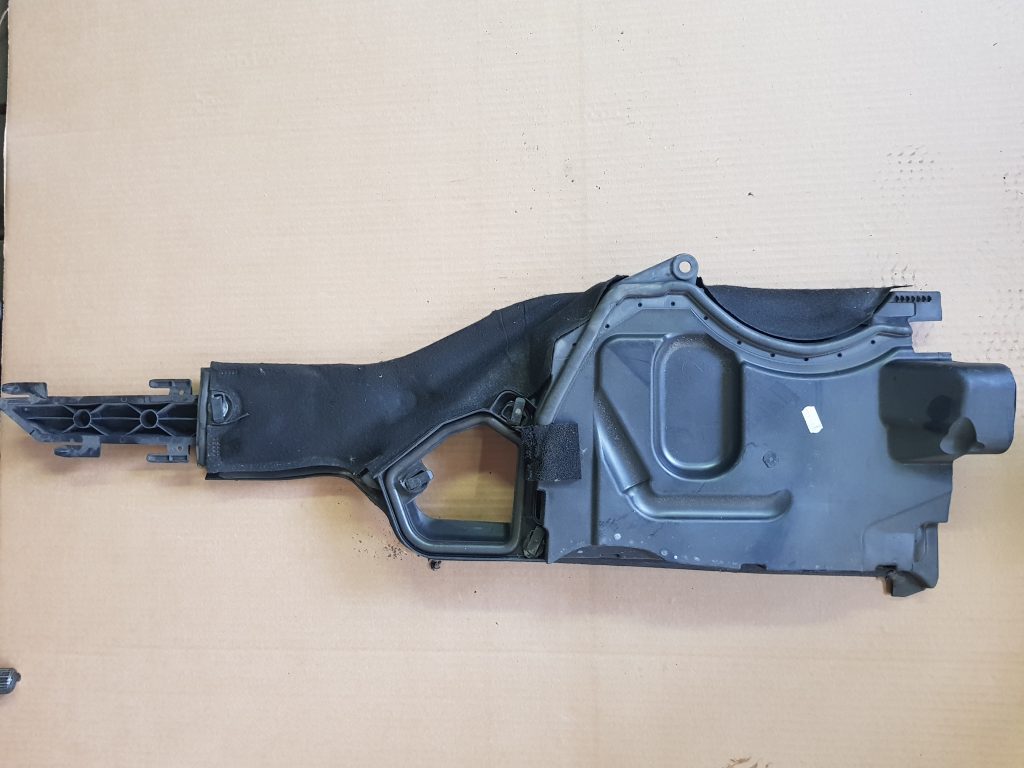 Salona gaisa filtra korpusa vāks priekš BMW 520D E60 2006 ENG. 1 Salona gaisa filtra korpusa vāks priekš BMW 520D E60 2006 ENG.