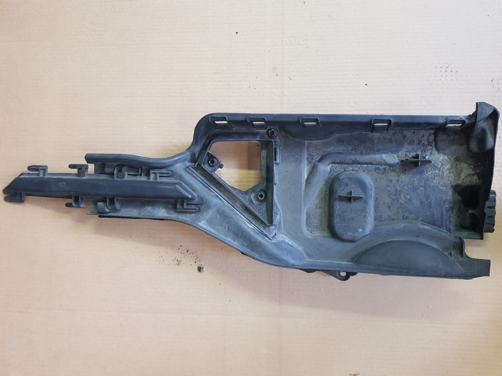 Salona gaisa filtra korpusa vāks priekš BMW 520D E60 2006 ENG. 2 Salona gaisa filtra korpusa vāks priekš BMW 520D E60 2006 ENG.