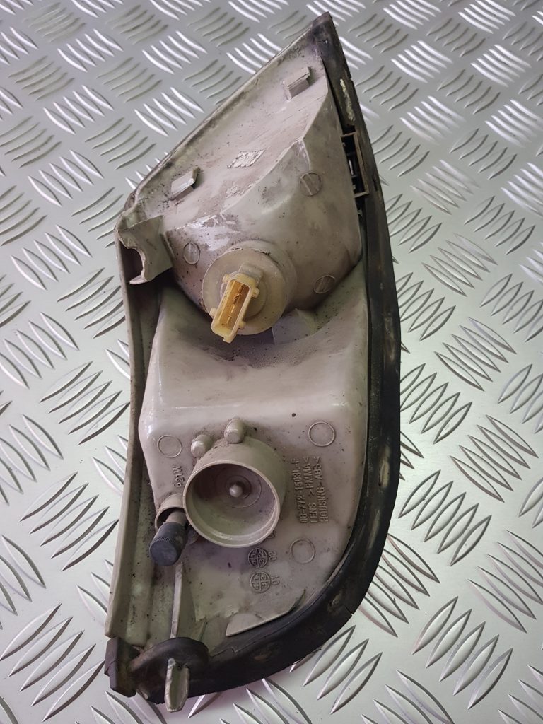 Pagrieziena signala lukturis priekš SAAB 9-5 1999 2 Pagrieziena signala lukturis priekš SAAB 9-5 1999