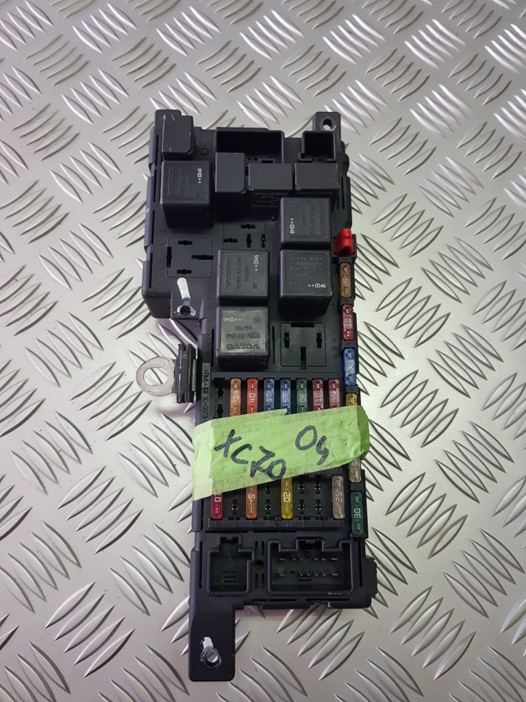 Drošinātāju relejas kaste priekš VOLVO XC70 2004