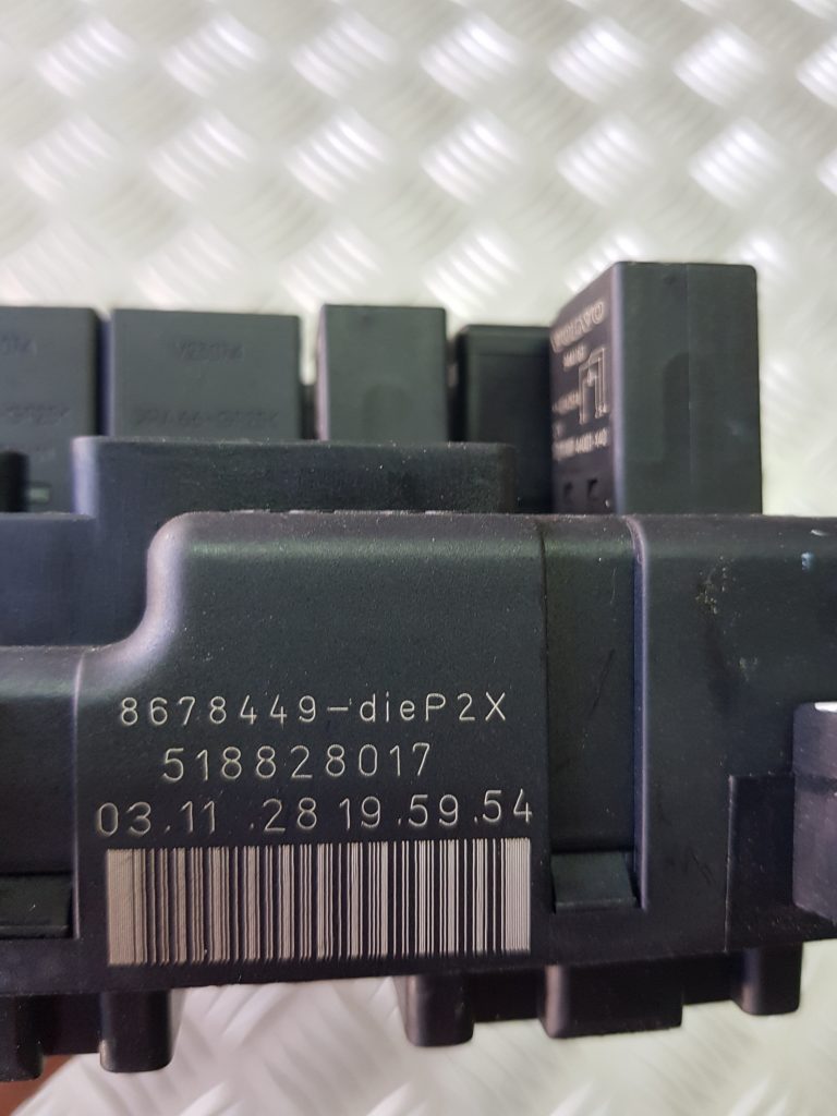 Drošinātāju relejas kaste priekš VOLVO XC70 2004