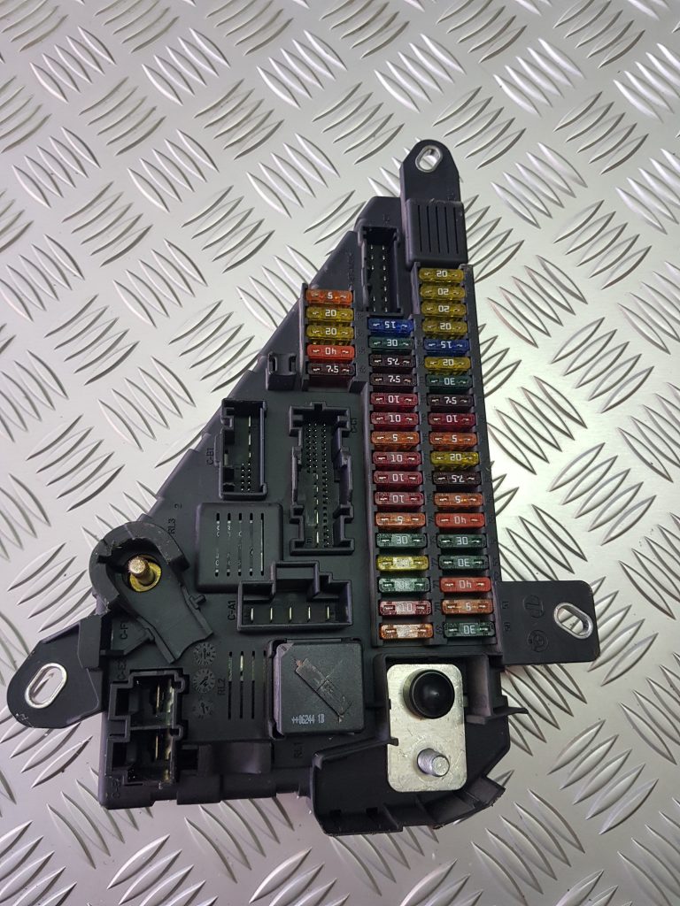 Drošinātāju relejas kaste priekš BMW 520D E60 2006 ENG. 2 Drošinātāju relejas kaste priekš BMW 520D E60 2006 ENG.