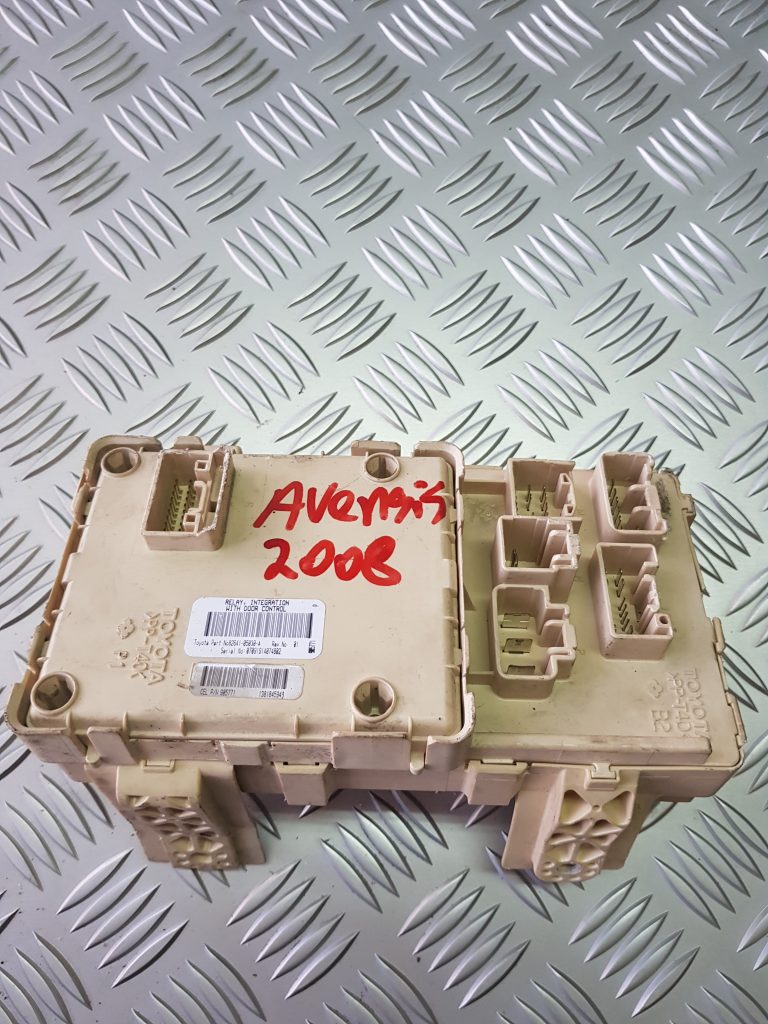 Drošinātāju relejas kaste priekš TOYOTA AVENSIS 2008