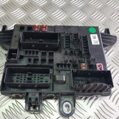 Drošinātāju relejas kaste priekš OPEL INSIGNIA SPORTS TOURER 2010