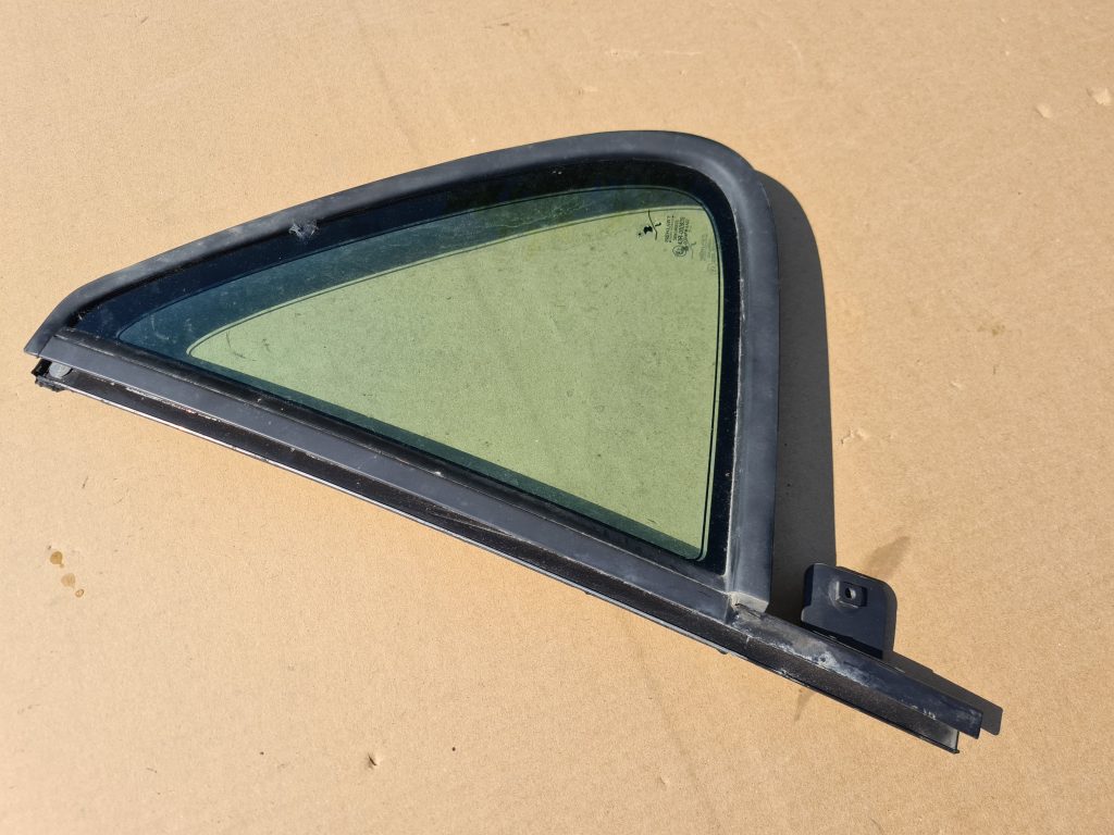 Kreiso durvju stūra stikls priekš SAAB 9-5 1999