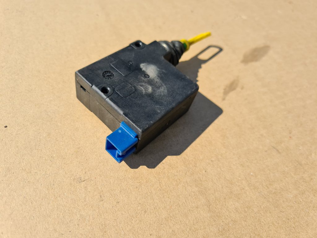 Centrālas atslēgas motors priekš SAAB 9-5 1999 2 Centrālas atslēgas motors priekš SAAB 9-5 1999