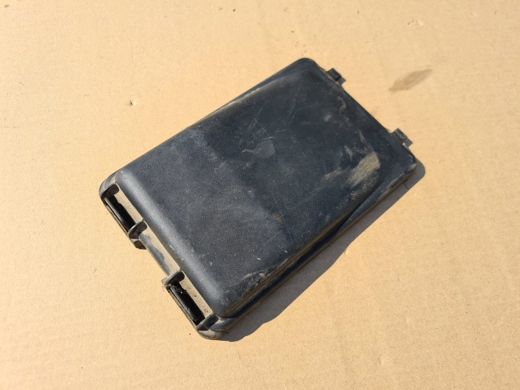 Drošinātāju kārbas korpusa vāks priekš SAAB 9-5 1999 1 Drošinātāju kārbas korpusa vāks priekš SAAB 9-5 1999