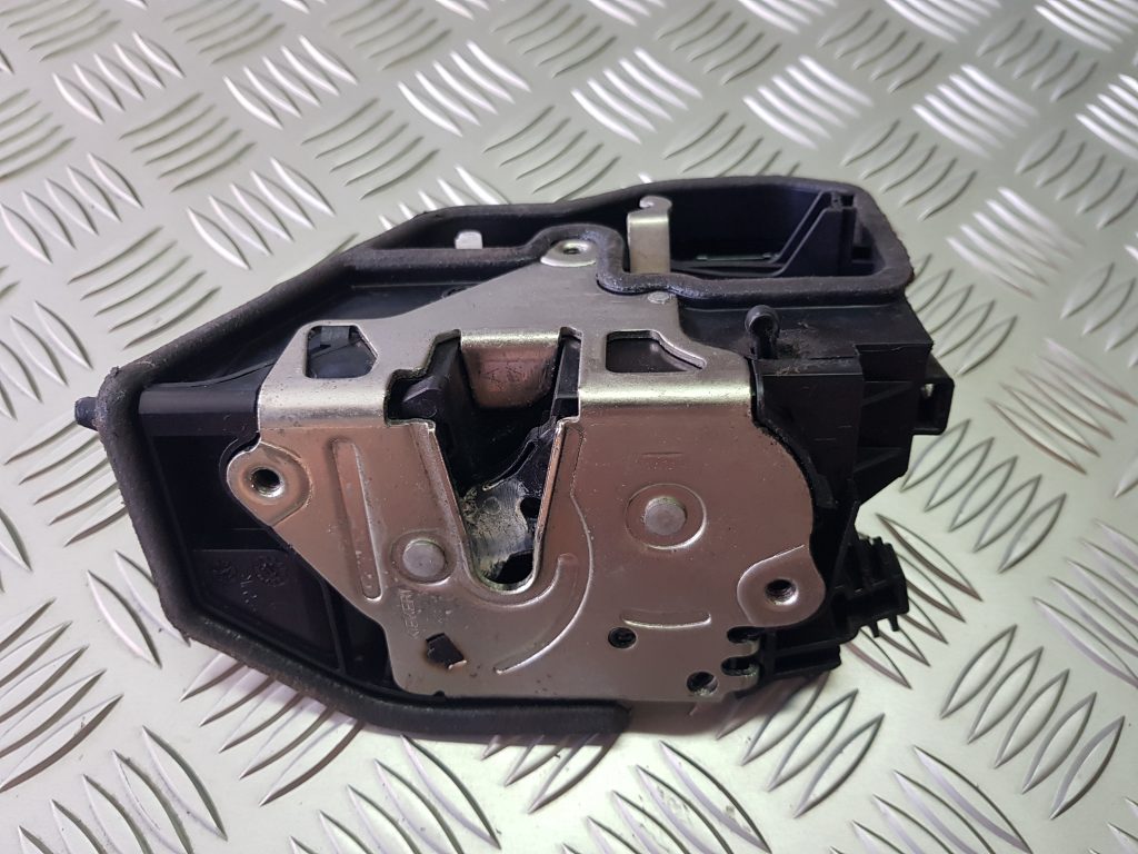 Aizmugurējo kreiso durvju slēdzene priekš BMW 520D E60 2006 ENG. 2 Aizmugurējo kreiso durvju slēdzene priekš BMW 520D E60 2006 ENG.