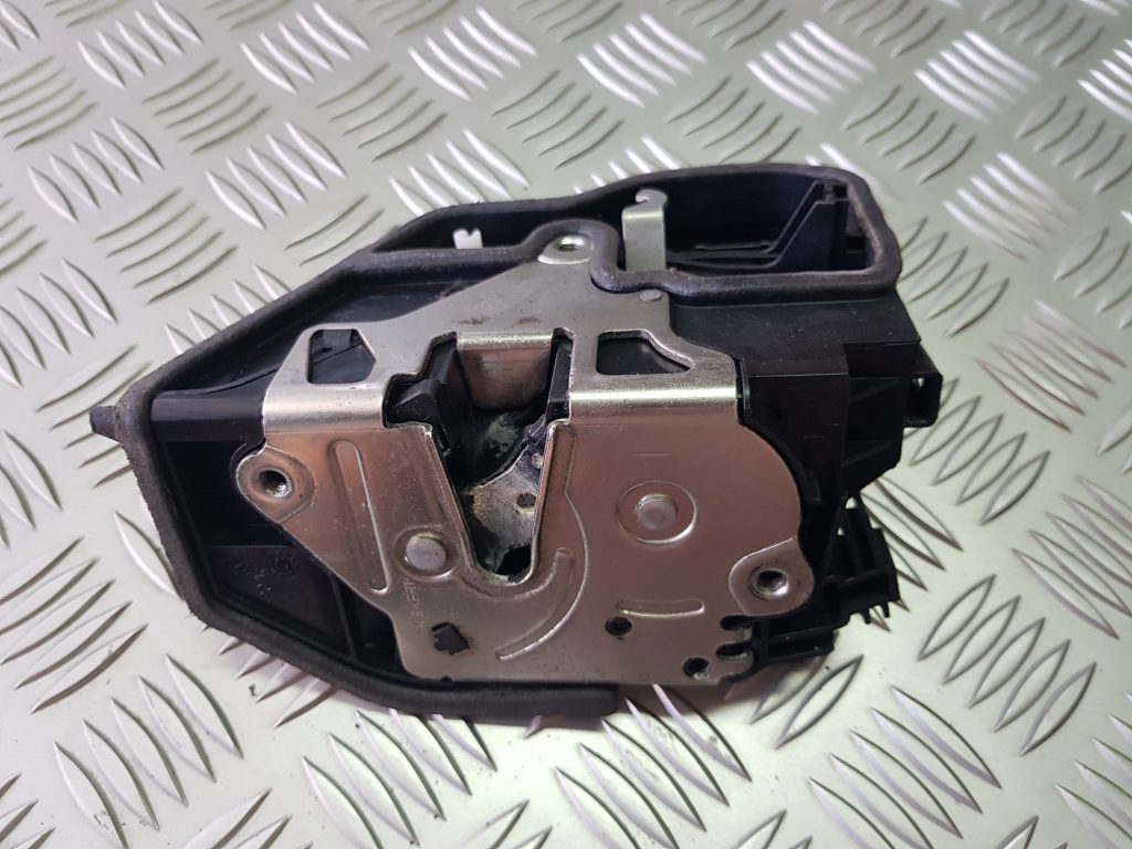 Priekšējo kreiso durvju slēdzene priekš BMW 520D E60 2006 ENG. 2 Priekšējo kreiso durvju slēdzene priekš BMW 520D E60 2006 ENG.