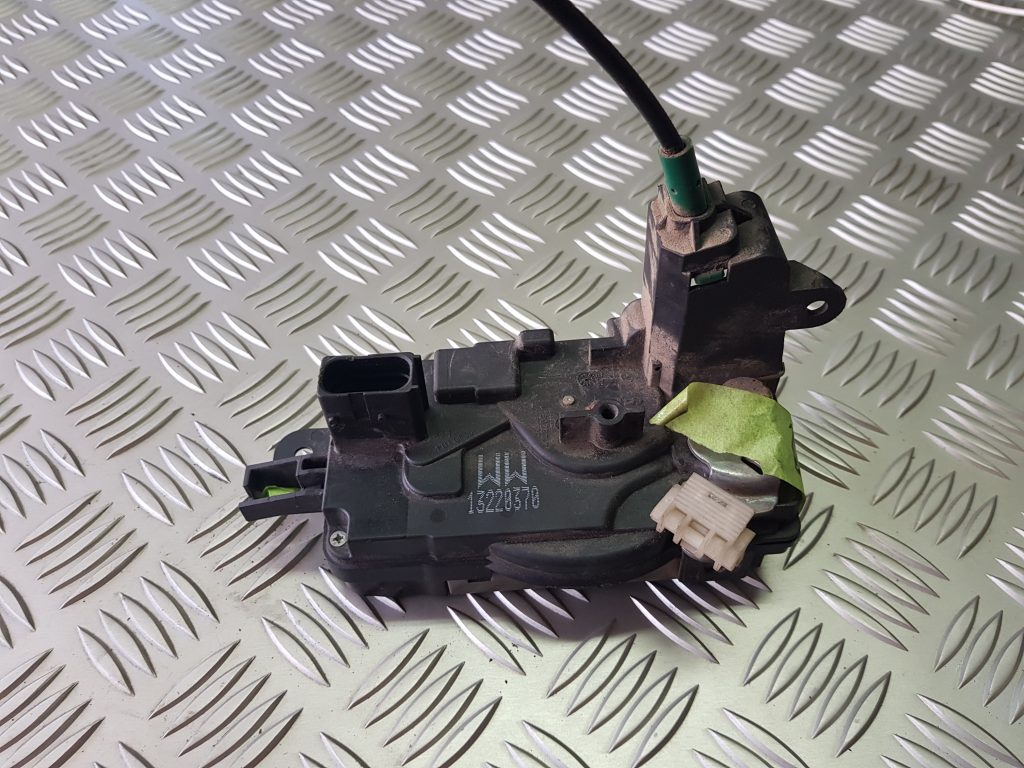 Priekšējo labo durvju slēdzene priekš OPEL ASTRA H 2005 GREEN 1 Priekšējo labo durvju slēdzene priekš OPEL ASTRA H 2005 GREEN