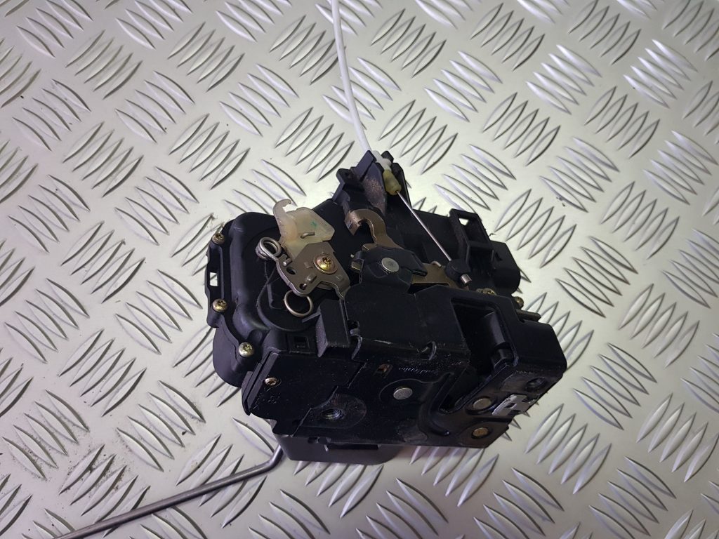 Priekšējo kreiso durvju slēdzene priekš AUDI A4 AVANT 2004 2 Priekšējo kreiso durvju slēdzene priekš AUDI A4 AVANT 2004