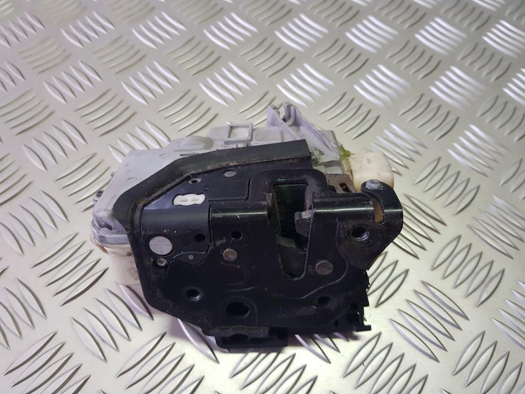 Priekšējo kreiso durvju slēdzene priekš VW PASSAT 2007 UNIVERSAL SILVER 2 Priekšējo kreiso durvju slēdzene priekš VW PASSAT 2007 UNIVERSAL SILVER