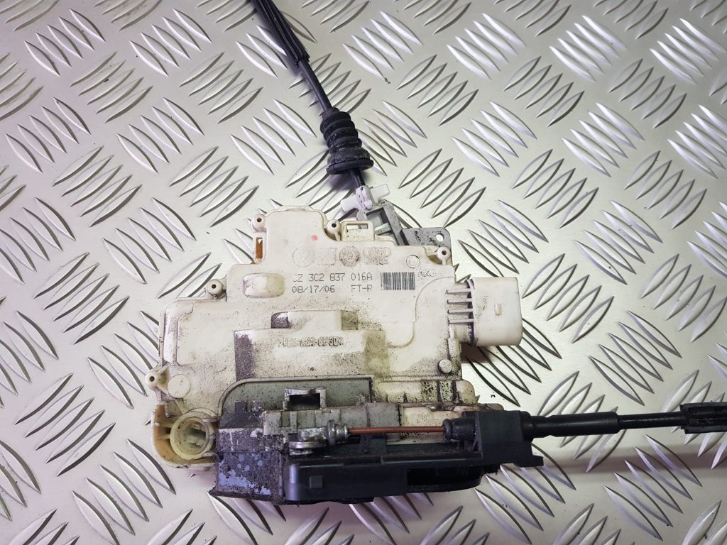 Priekšējo labo durvju slēdzene priekš VW PASSAT B6 2008 ANGL. 1 Priekšējo labo durvju slēdzene priekš VW PASSAT B6 2008 ANGL.