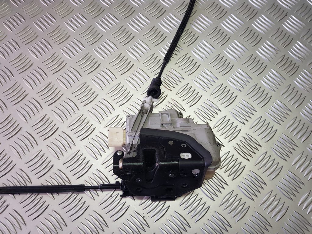 Priekšējo labo durvju slēdzene priekš VW PASSAT B6 2008 ANGL. 2 Priekšējo labo durvju slēdzene priekš VW PASSAT B6 2008 ANGL.