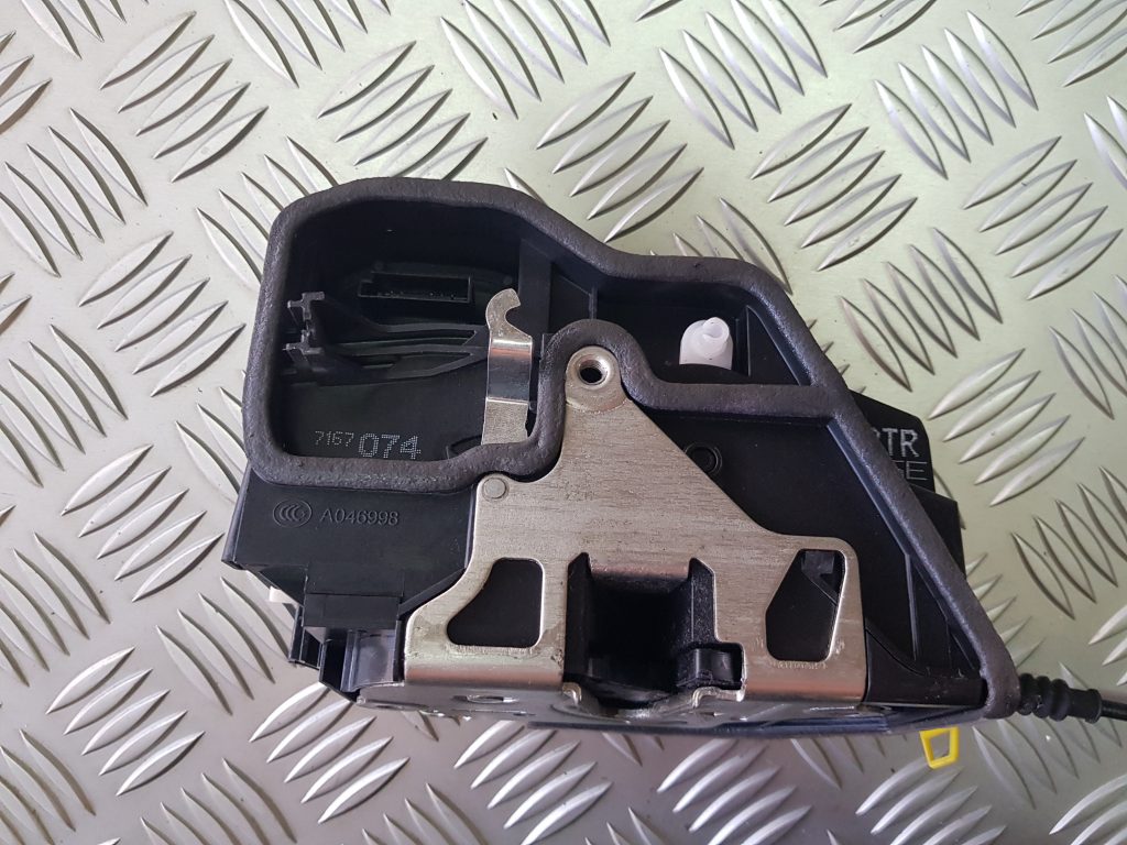 Priekšējo labo durvju slēdzene priekš BMW 525D E61 2007 TOURING BLACK