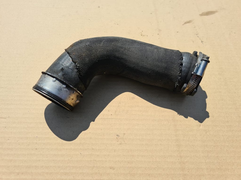 Interkulera caurule priekš AUDI A4 AVANT 2004 1 Interkulera caurule priekš AUDI A4 AVANT 2004