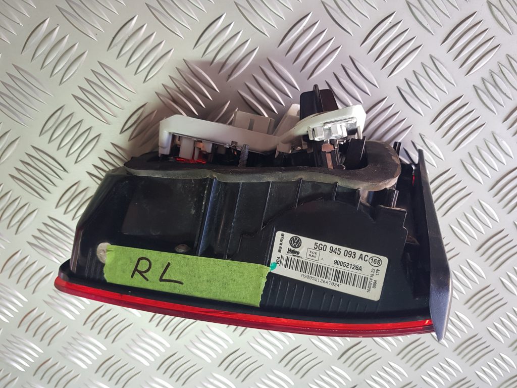 Bagāžnieka vāka kreisais lukturis priekš VW GOLF 2014 2 Bagāžnieka vāka kreisais lukturis priekš VW GOLF 2014