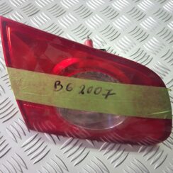 Bagāžnieka vāka kreisais lukturis priekš VW PASSAT 2007 UNIVERSAL SILVER