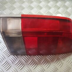 Aizmugurējais kreisais lukturis priekš VOLVO V70 2002 SILVER