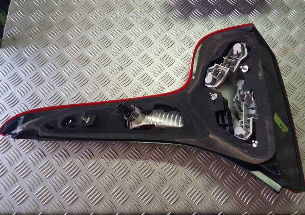 Aizmugurējais kreisais lukturis priekš VOLVO C30 2008 BLACK 2 Aizmugurējais kreisais lukturis priekš VOLVO C30 2008 BLACK