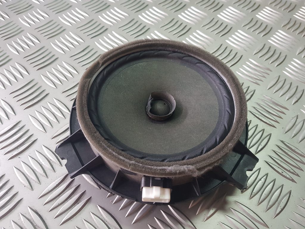 Durvju skaļrunis, apakšā priekš TOYOTA VERSO 2012