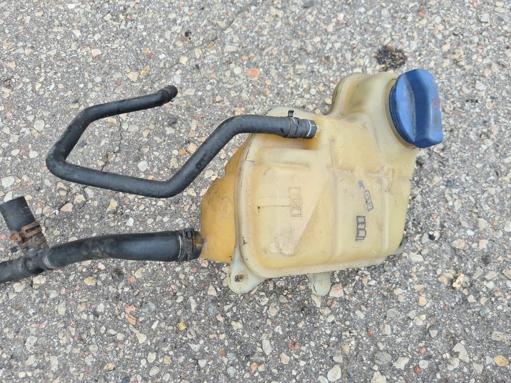 Dzesēšanas šķidruma tvertne priekš VW PASSAT 2000 BLUE 1 Dzesēšanas šķidruma tvertne priekš VW PASSAT 2000 BLUE