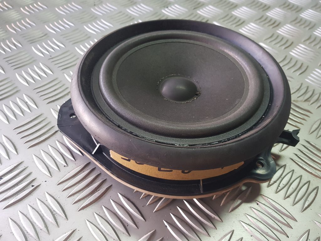 Durvju skaļrunis, apakšā priekš AUDI A4 2005